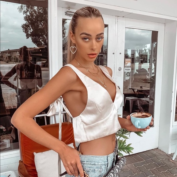 Satin crop top with cup design - Picture 2 of 6